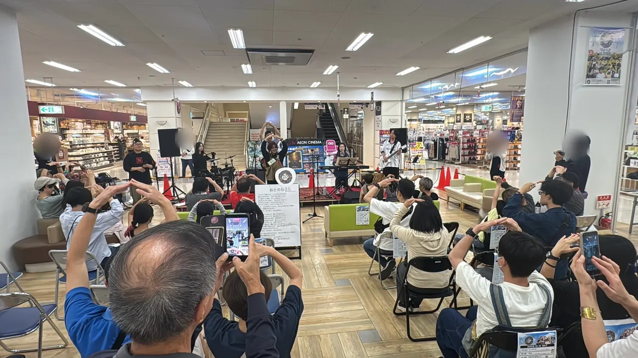 客席から両手を挙げてステージに参加する来場者のみなさん