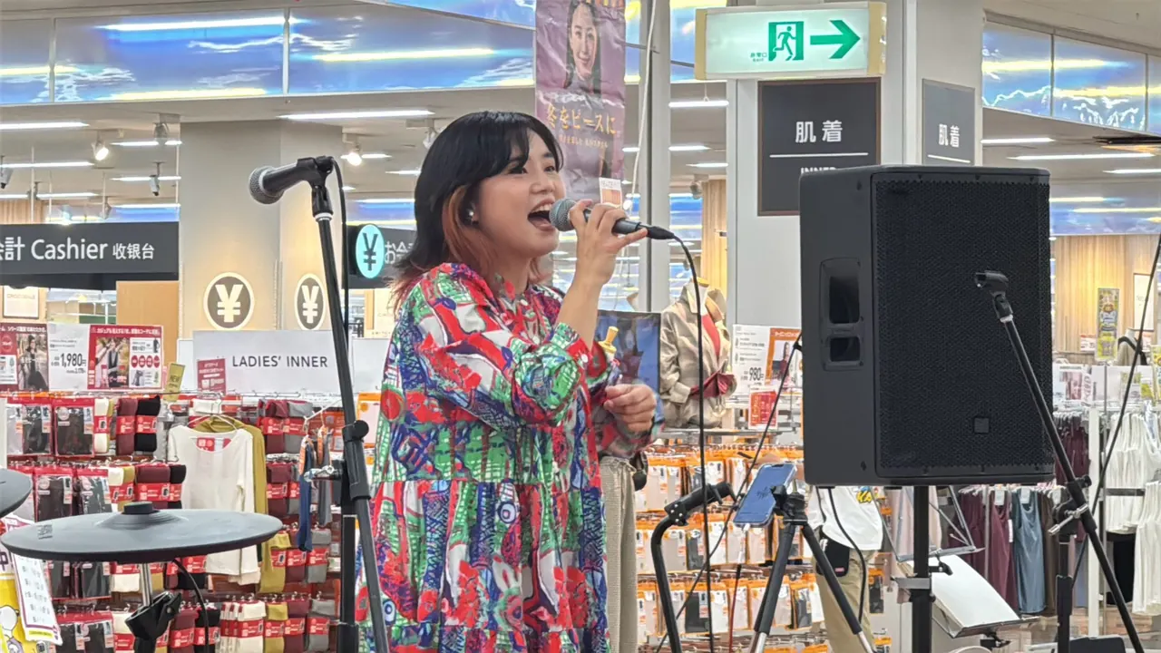 マイクを持って歌うHIKARUnootoさん