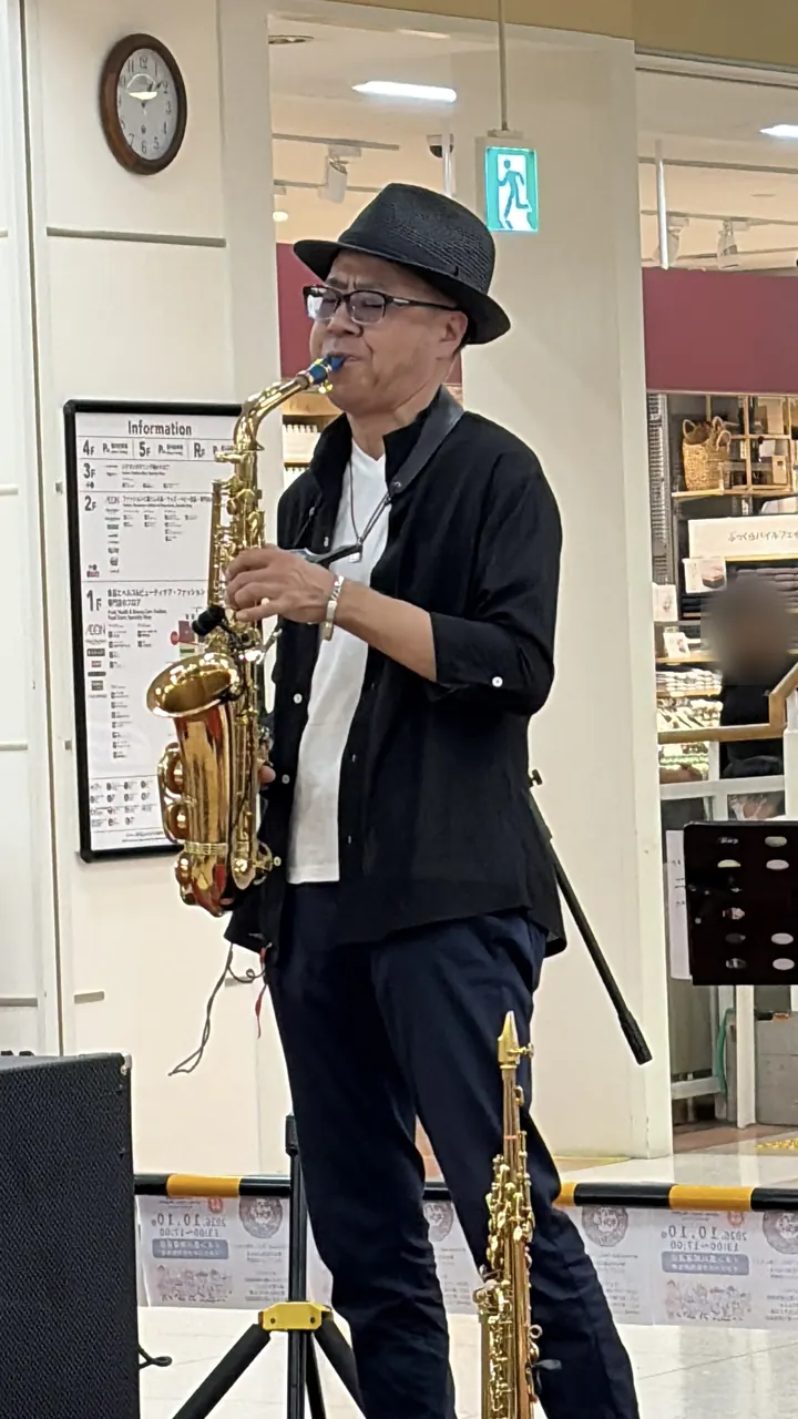 ステージでサックスを演奏するkojiさん