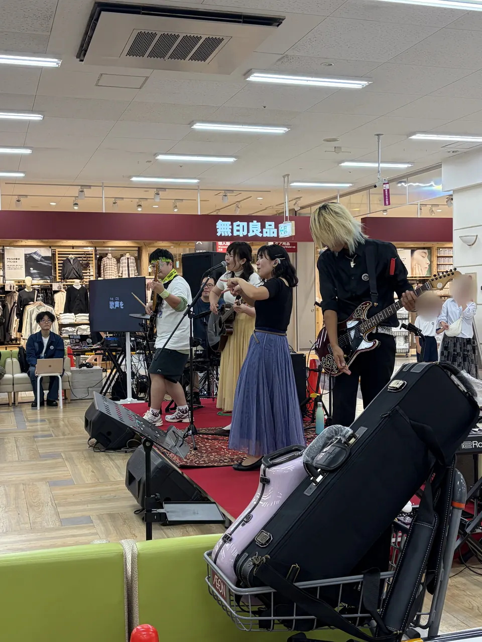 ステージで演奏する手話バンド無限ホープのみなさん